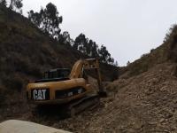 Obreros limpian material de arrastre en río Tangani