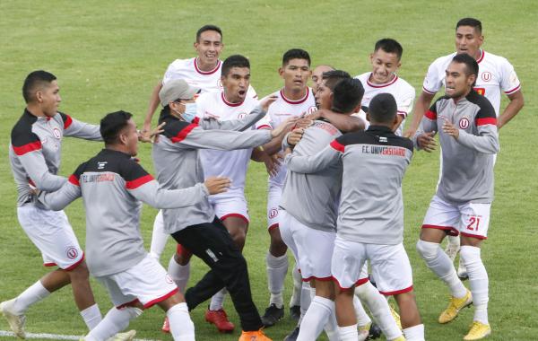 FC Universitario da   el primer golpe