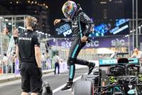 Hamilton pole increible, Verstappen choca al muro