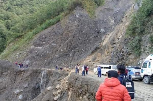 Derrumbes afectan ruta  Caranavi-Santa Bárbara