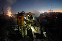 Incendio forestal destruye  más de centenar de viviendas