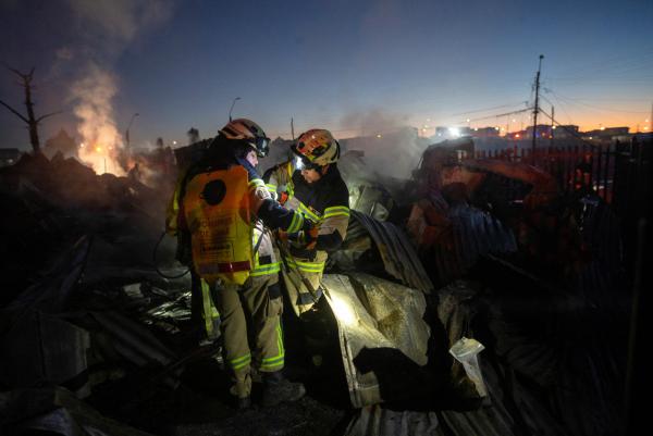 Incendio forestal destruye  más de centenar de viviendas