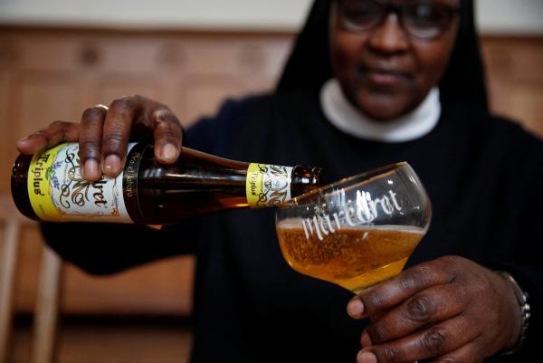 Monjas se unen a monjes  para producción de cerveza