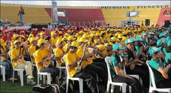 Realizan exposición del  charango en urbe alteña