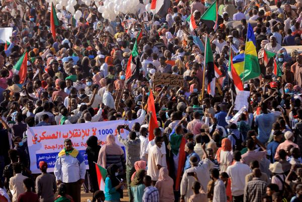 Miles de personas protestan  contra el golpe en Sudan