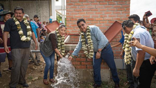 Productores de Puerto Villarroel  se benefician con dotación de agua