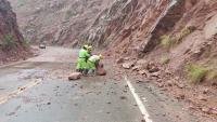 Intensifican trabajos por deslizamientos que afectan carretera a Cochabamba