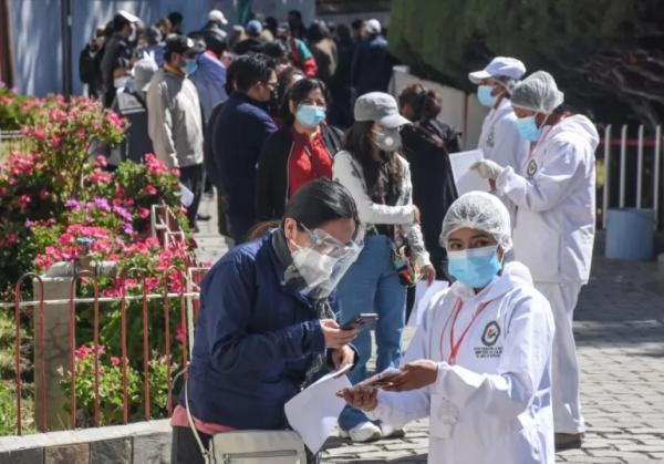 Población acude a puntos de vacunación contra covid-19