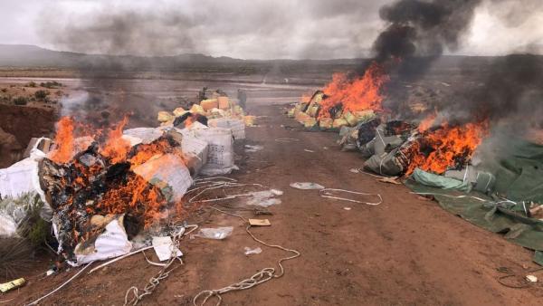 Incineran dos camiones  con mercadería ilegal