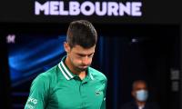 Djokovic sigue retenido en Australia