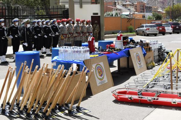 Defensa Civil entregó equipos de  rescate y búsqueda a la Armada