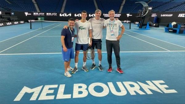 Djokovic a entrenar tras conocer su libertad