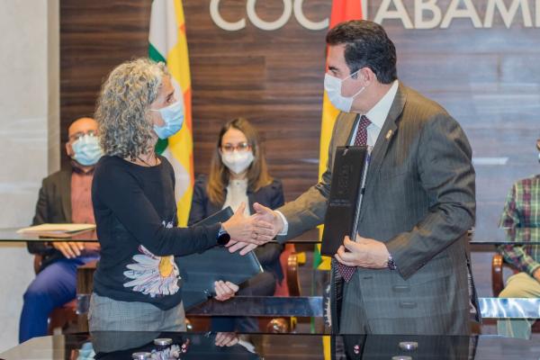 Firman convenio para fortalecer salud pública en Cochabamba