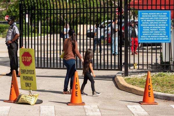 Sube 520 % casos de covid-19 en  centros de detención de migrantes