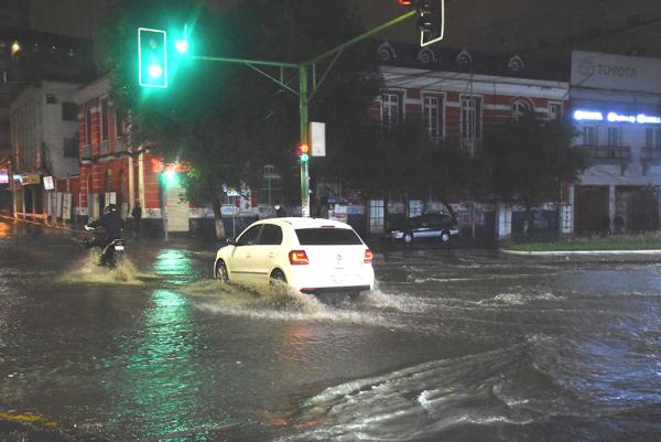 Alcaldía atiende 48 emergencias  y encauce de río en Cotahuma