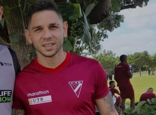 Alí Meza entrena y viste de millonario