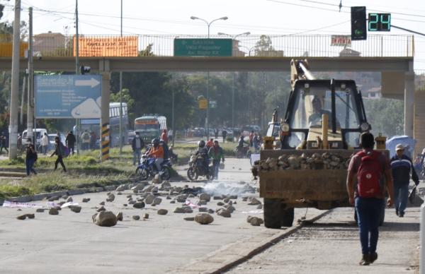 Antivacunas hacen retroceder  a policías y masifican protestas