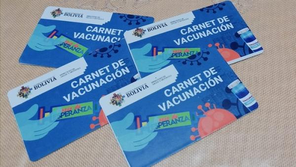 Gobierno «se burla de la vida» al suspender carnet de vacuna