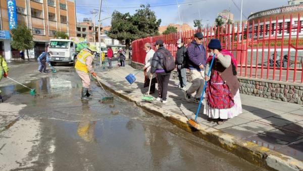 Limpian y fumigan plaza Juana  Azurduy para Feria de Alasita