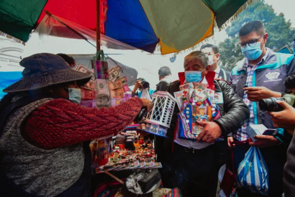 Alcalde paceño pide al Ekeko  salud para reactivar economía