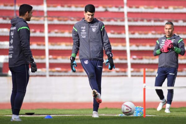 Bolivia se prepara en el Siles; Lampe observa el césped