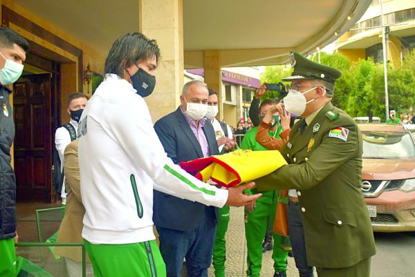 La Policía Boliviana entregó la bandera al capitán