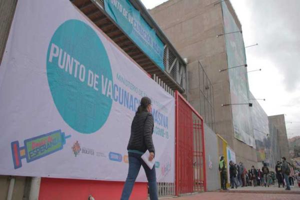 Abren punto de vacunación en campo ferial Chuquiago Marka