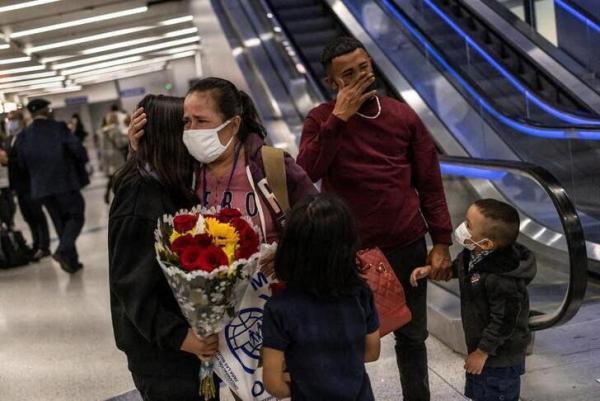 Una familia se reencuentra en  frontera entre EEUU y México