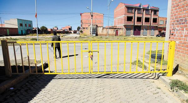 Rejas con candados a falta de  control policial en Villa Adela