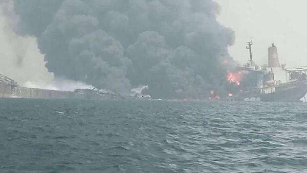 Explota buque petrolero  frente a costas de Nigeria