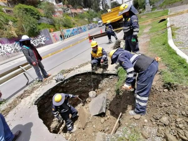 Hundimiento en carril de subida en Avenida del Poeta