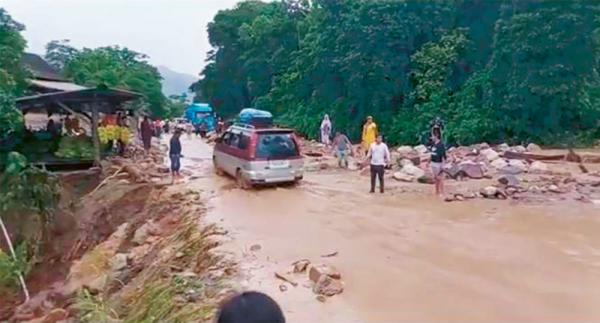 Lodo inunda y bloquea  acceso a Villa Tunari