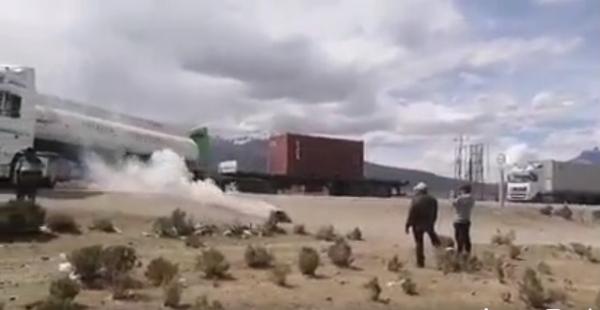 Transportistas bolivianos  bloquean frontera con Chile