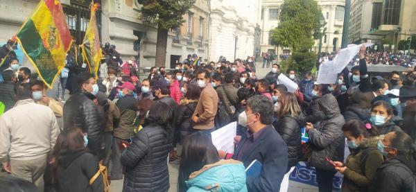 Tensión en puertas de Alcaldía por  movilizaciones a favor y en contra