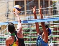 Pérez y Serrudo se destacan en voleibol de playa