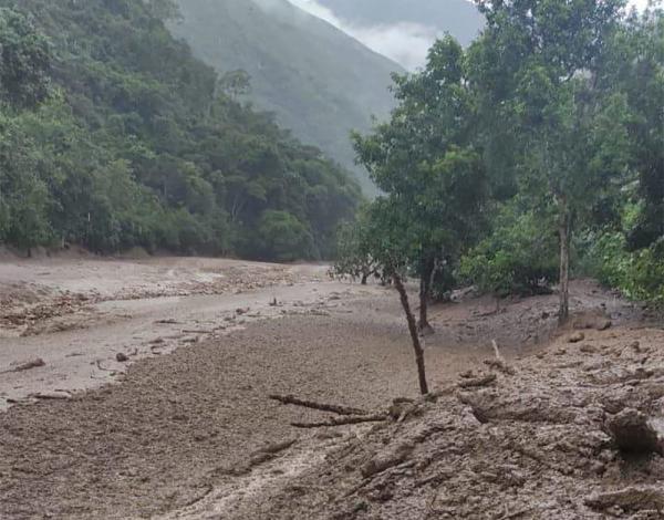 Mazamorra arrasa con  una escuela en Irupana