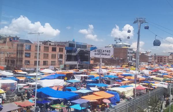 Comerciantes de Feria 16 de Julio preocupados por economía nacional