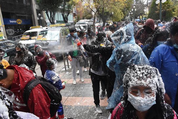 Cientos de niños y adolescentes en El Prado paceño