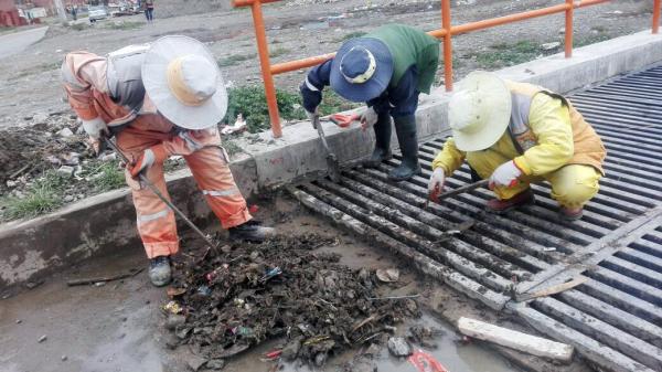 Limpieza de sumideros por persistentes lluvias