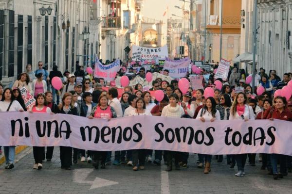 Activistas protestan en  su día contra feminicidios