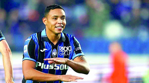 Atalanta gana con doblete de Luis Muriel