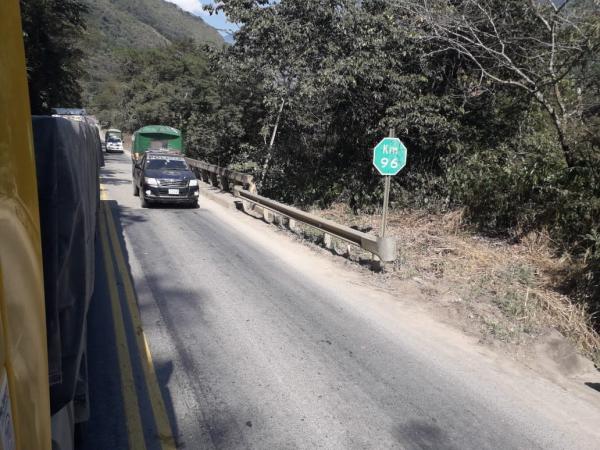 Transportistas bloquean ruta  a Caranavi pidiendo asfaltado