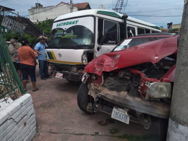 Una colisión y enfrentamientos  entre choferes en inicio de semana