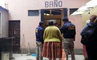 Mujer intenta ahogar a su hija en inodoro de baño público