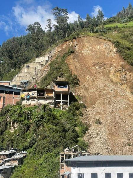 Rescatan a ocho atrapados  por derrumbe en Perú