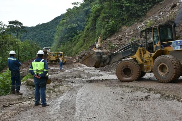 Movilizan maquinaria en tramos  afectados por derrumbes en Tarija