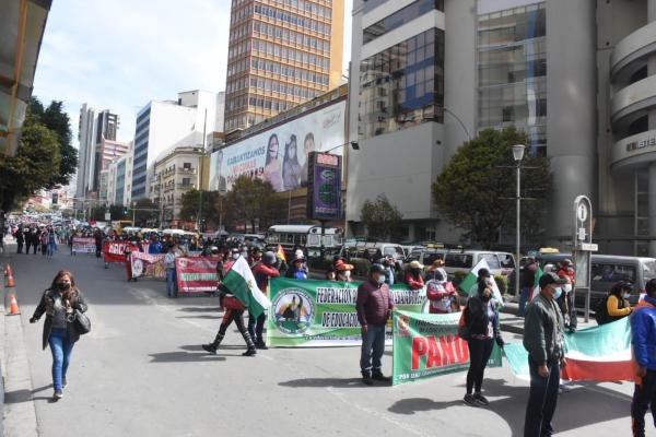 Centro paceño bloqueado por protestas de docentes urbanos