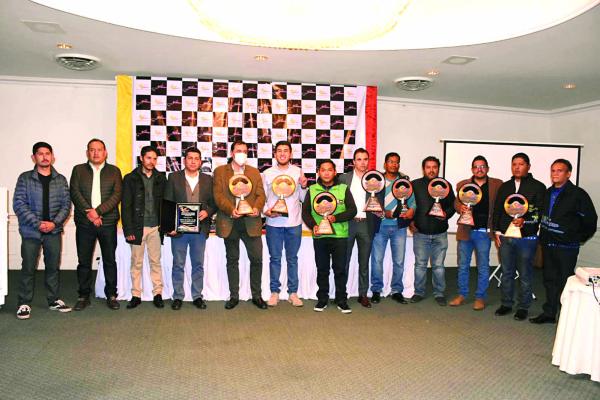 Los campeones de Pucarani levantan trofeos