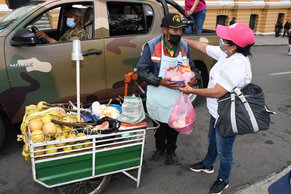 Padres de escasos recursos agasajados por voluntarias