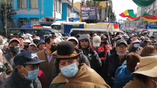 Conflicto entre guardias municipales y gremiales en El Alto deja heridos